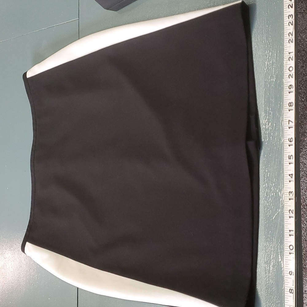 Calvin Klein classic black and white size 10 skirt. Completely lined. Ni…